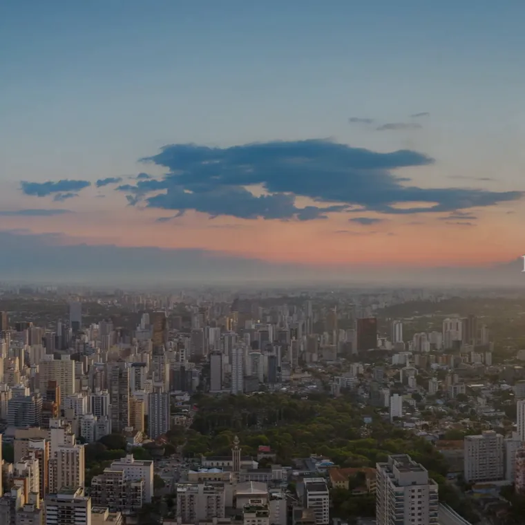 Vista aérea da cidade a 150 m de altura, frame do filme