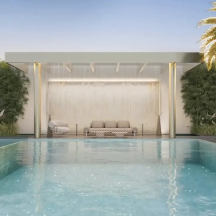 Piscina descoberta com o pavilhão ao fundo, frame do vídeo